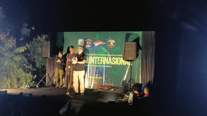 
					Pj. Sekretaris Provinsi (Sekprov) Kaltara Dr. Bustan, S.E, M.Si mengikuti kegiatan Camping Akbar dan Silaturahmi Peringatan Hari Bumi Gerakan di Bawah Satu Bendera, di Savana Beach Jambore Pantai Amal Lama, Sabtu (26/4) malam. 