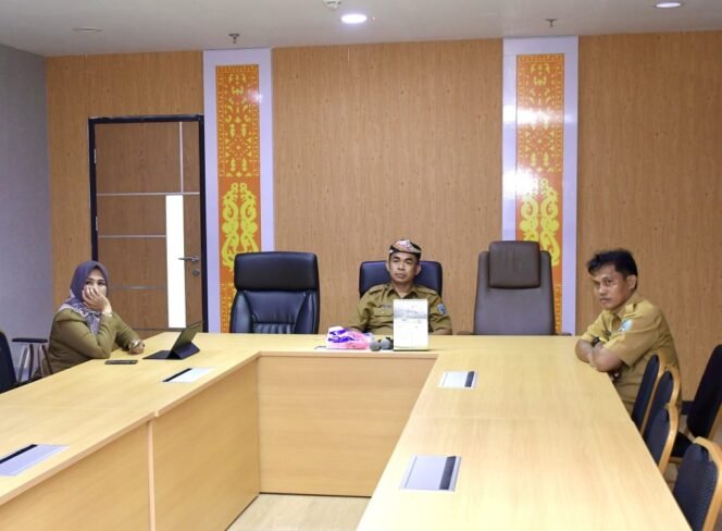 
					Mewakili Gubernur Kaltara, Pelaksana Harian (Plh.) Sekretaris Provinsi (Sekprov) Kaltara Dr. Bustan, S.E., M.Si., didampingi Inspektur Daerah Kaltara Yuniar Aspiati, SE.,M.AP.,CGCAE hadir secara daring (zoom meeting) di Ruang Rapat Sekretariat Daerah, Kantor Gubernur Kaltara, Selasa (15/4). 
