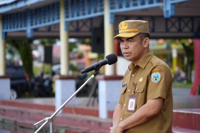 
					Plh. Sekretaris Provinsi (Sekprov) Kaltara Dr. Bustan, S.E., M.Si.,memimpin apel pagi gabungan di lingkup Pemerintahan Provinsi (Pemprov) Kaltara di Lapangan Agathis, Senin (14/4). 