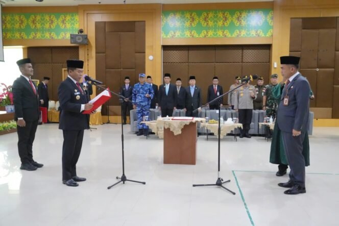 
					Dr. Bustan, SE., M.Si resmi dilantik sebagai Penjabat Sekretaris Provinsi (Pj Sekprov) Kalimantan Utara (Kaltara). Asisten Bidang Pembangunan dan Ekonomi itu dilantik langsung oleh Gubernur Kaltara, Dr. H. Zainal A. Paliwang, S.H., M.Hum