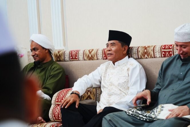 
					Gubernur Kalimantan Utara (Kaltara) Drs. H. Zainal A. Paliwang, S.H., M.Hum, bersama puluhan ribu warga Alkhairaat atau Abnaulkhairaat menghadiri acara Peringatan Habib Sayid Idrus Bin Salim Al-Jufri, atau disebut juga Haul Guru Tua ke-57, pada Sabtu (12/4).