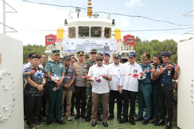 
					Pemerintah Provinsi (Pemprov) Kalimantan Utara (Kaltara) dipimpin Gubernur Kaltara Dr. H. Zainal A. Paliwang, S.H., M.Hum, secara simbolis melepas secara resmi pengoperasian pelayaran perdana KM. Gandha Nusantara 05 rute Ancam Bulungan â€“ Tarakan di Dermaga Pelabuhan Feri Ancam, Desa Ardi Mulyo, Kecamatan Tanjung Palas Utara, Ahad (6/4). 
