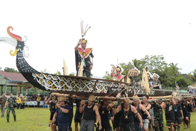 
					Gubernur Kalimantan Utara (Kaltara) Dr. H. Zainal A. Paliwang, S.H., M.Hum didampingi Wakil Gubernur (Wagub) Ingkong Ala, SE., menghadiri Pesta Panen masyarakat Kayan Hulu, Kayan Hilir dan Kayan Selatan pada Kamis (17/4/25) pagi. 