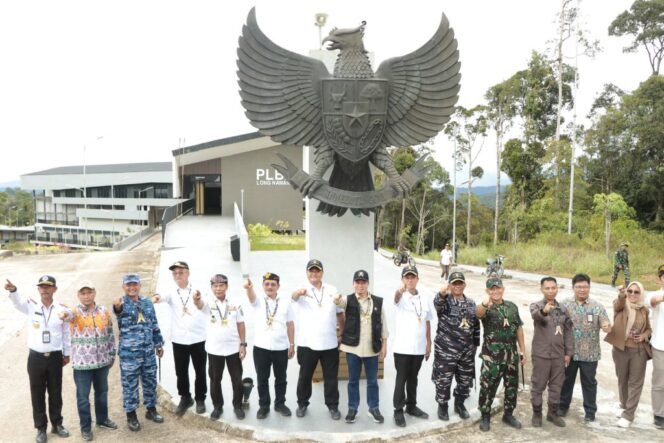 
					 Gubernur Kalimantan Utara (Kaltara) Dr. H. Zainal A. Paliwang, S.H., M.Hum dan Wakil Gubernur (Wagub) Kaltara Ingkong Ala, S.E., M.Si usai menyambangi masyarakat di Kecamatan Sungai Boh, kini melanjutkan perjalanannya ke Kecamatan Kayan Hulu menuju PLBN Terpadu di Desa Long Nawang, Rabu (16/04/2025). 
