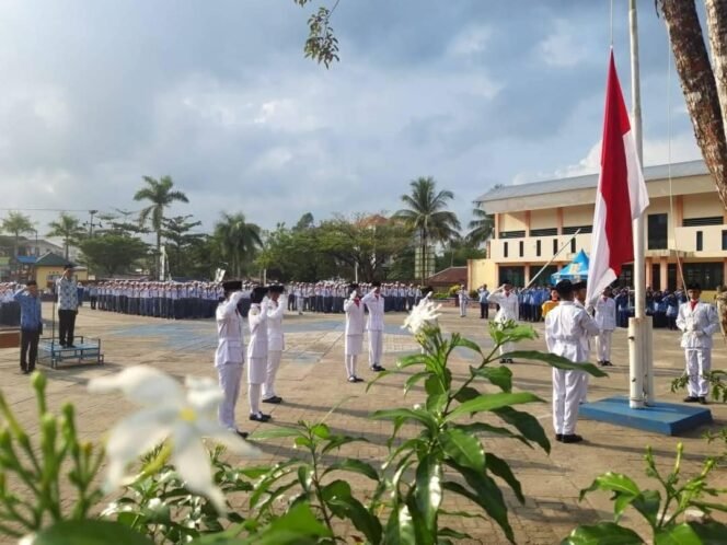 
					SMK Negeri 2 Kota Tarakan saat upacara bendera. Foto: Ist
