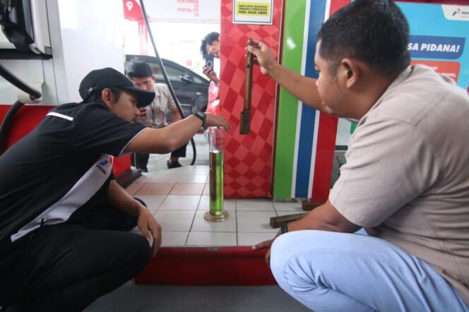 
					Polres Balikpapan bersama PT Pertamina Patra Niaga Region Kalimantan telah melakukan pengecekan kualitas bahan bakar minyak (BBM) di beberapa SPBU di Balikpapan.