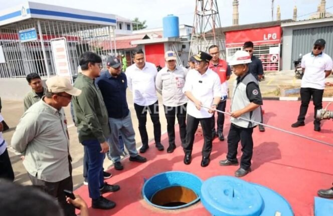 
					Merespons keluhan masyarakat soal banyaknya motor dan mobil mogok setelah mengisi bahan bakar minyak (BBM) di Stasiun Pengisian Bahan Bakar Umum (SPBU), Gubernur Kaltim H Rudy Mas'ud (Harum) langsung melakukan pengecekan lapangan.
