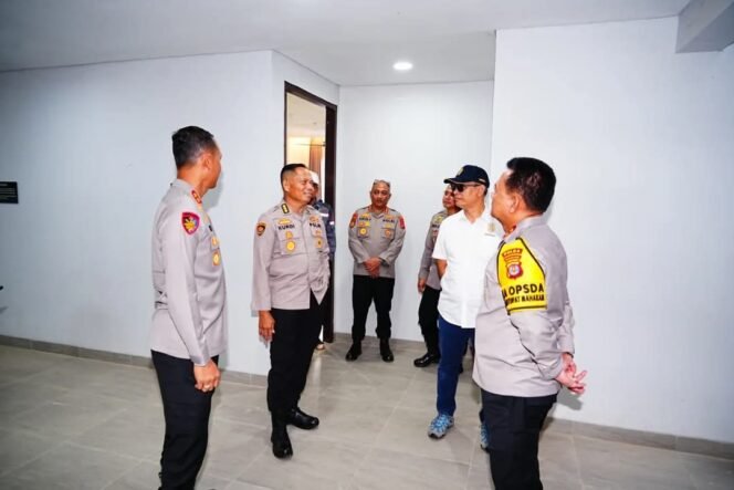 
					Dalam rangka memastikan kesiapan infrastruktur Polri serta dukungan pengamanan yang optimal dalam rangka mendukung pembangunan dan pengembangan pada kawasan Ibu Kota Nusantara (IKN), Kapolda Kalimantan Timur Irjen Pol. Endar Priantoro, S.H., S.I.K., C.F.E., M.H., bersama para Pejabat Utama Polda Kaltim melakukan peninjauan langsung ke sejumlah Gedung Insfrastruktur Polri di kawasan IKN, Senin (07/04/25)

