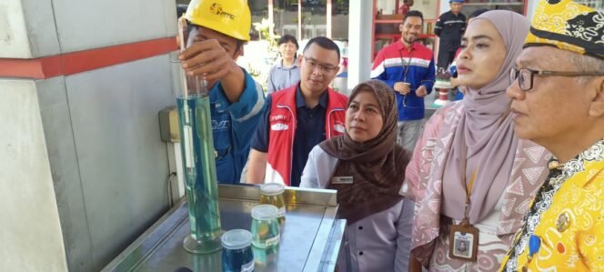 
					Adanya video viral terkait dugaan Bakan Bakar Minyak (BBM) oplosan jenis Pertalite di SPBU Tarakan, Pertamina Patra Niaga turun langsung cek kualitas BBM di lapangan, Kamis (10/4/2025).

