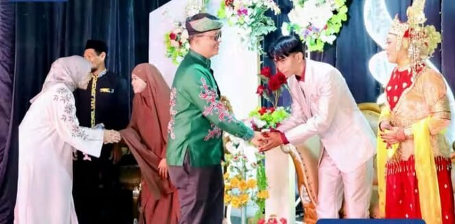
					Disela jadwal padatnya sebagai kepala daerah, Bupati Tana Tidung Ibrahim Ali menyempatkan diri menghadiri pernikahan Fadil dan Virna, salah satu warga Desa Tidung Pale Kecamatan Sesayap, Kamis, (10/4/2025). 

