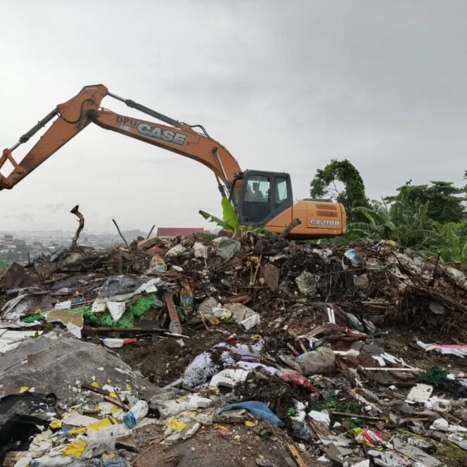 
					Gelar Aksi Bersama TNI, DLH Bersihkan Tumpukan Sampah di Bukit Cinta