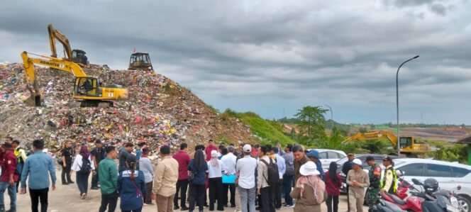 
					Kunjungan kerja Menteri Lingkungan Hidup dan Kehutanan (LHK), Hanif Faisol Nurofiq ke Balikpapan, Kalimantan Timur langsung meninjau Tempat Pembuangan Akhir (TPA) Manggar.