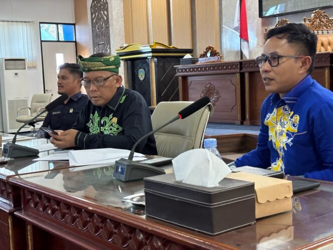 
					Rancangan Peraturan Daerah (Raperda) tentang Pengakuan, Perlindungan, dan Pemberdayaan Masyarakat Hukum Adat (MHA), kembali dibahas Dewan Perwakilan Rakyat Daerah (DPRD) Kabupaten Tana Tidung, Selasa (15/4/2025).


