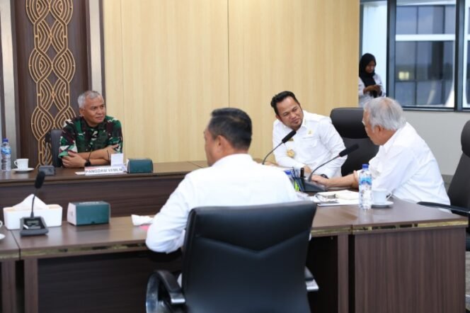 
					Pangdam VI/Mulawarman Hadiri Rapat Forkopimda Provinsi Kaltim Di Kantor OIKN