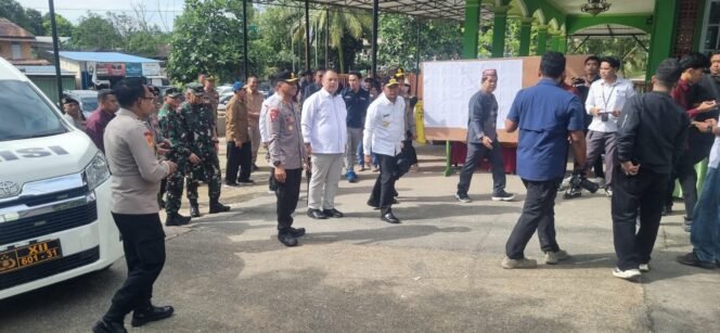 
					Gubernur Rudy Tinjau TPS Persiapan PSU di Kukar