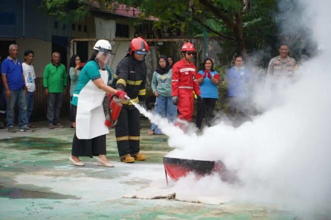 
					Tingkatkan Kesigapan Tanggap Bencana Masyarakat, Kilang Pertamina Unit Balikpapan Gelar Sosialisasi Penanganan Kebakaran dan Longsor