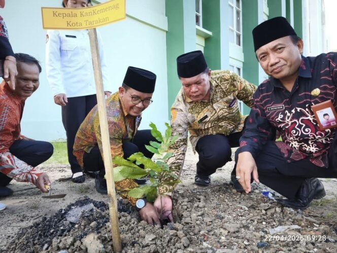 
					Hijaukan Bumi, Kemenag Tanam Pohon Matoa di Halaman Asrama Haji Tarakan