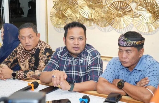 
					Gubernur Kalimantan Timur (Kaltim) H Rudy Mas'ud (Harum) dan Gubernur Kalimantan Utara (Kaltara) Zainal Arifin Paliwang, sepakat akan membangun akses jalan tembus di perbatasan yang nantinya menghubungkan Kaltim dan Kaltara.