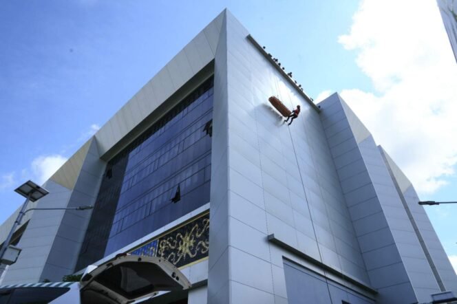 
					PUNCAK HKB : BPBD Kaltara menggelar vertical rescue di Gedung Gadis, Selasa (29/4).