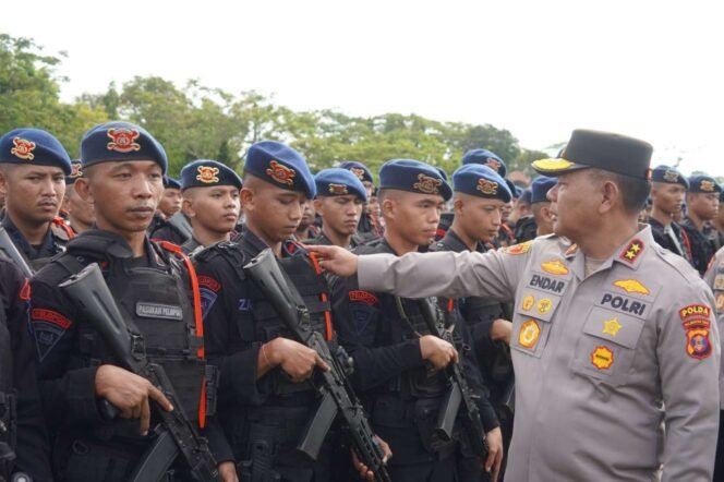 
					 Kepala Kepolisian Daerah Kalimantan Timur (Kapolda Kaltim) Irjen Pol. Endar Priantoro, S.H., S.I.K., C.F.E., memimpin langsung apel pagi di Lapangan M. Jasin Mako Satuan Brigade Mobil (Satbrimob) Polda Kaltim, Stalkuda, Balikpapan, pada Rabu (30/04/2025). 