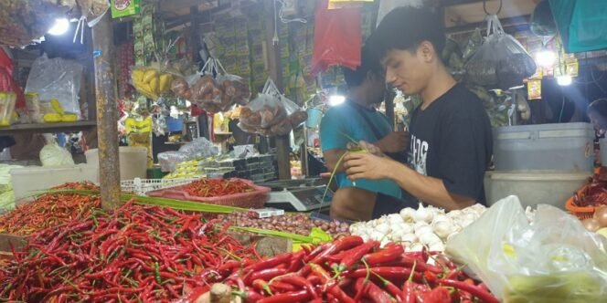 
					Pedagang Cabai dan Bawang di Pasar Gusher. Foto: fokusborneo.com 