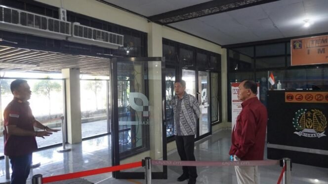 
					Petugas Imigrasi Kelas II TPI Tarakan meninjau Pelabuhan Malundung. Foto: Ist