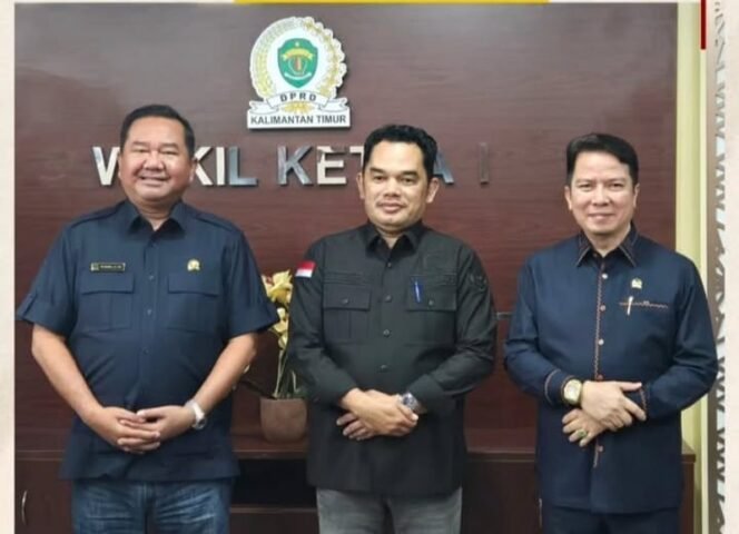 
					Ketua DPRD Provinsi Kaltara Achmad Djufrie temui Ketua dan Wakil Ketua DPRD Provinsi Kaltim bahas soal jalan. Foto: Ist