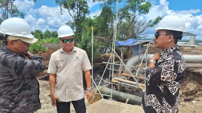 
					Ketua Komisi III DPRD Provinsi Kaltara pimpinan sidak soal limbah ke PT. Phoenix. Foto: Ist