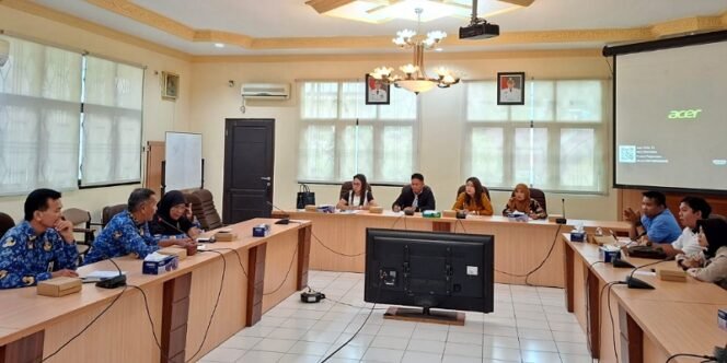 
					Rapat Dengar Pendapat (RDP) Program Makan Bergizi Gratis antara Komisi II DPRD Tarakan Bersama Disdik, SPPG dan Mitra MBG. Foto: fokusborneo.com