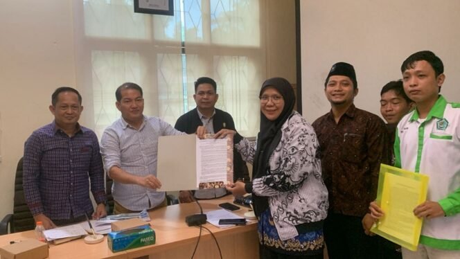 
					DPRD Kota Tarakan menerima pernyataan sikap dari PGRI terkait penolakan penghapusan insentif guru PAUD hingga SMP. Foto: Ist