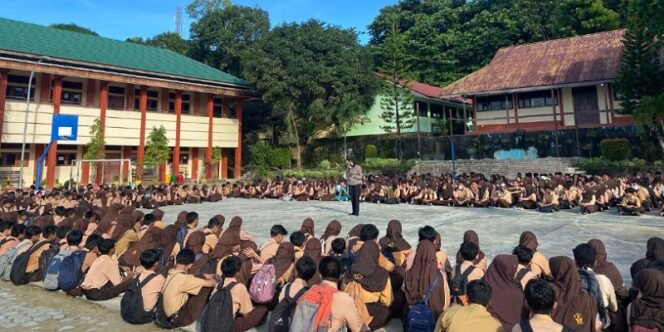
					Personel Satlantas Polres Tarakan Sosialisasi Tertib Berlalulintas ke Pelajar. Foto: ist