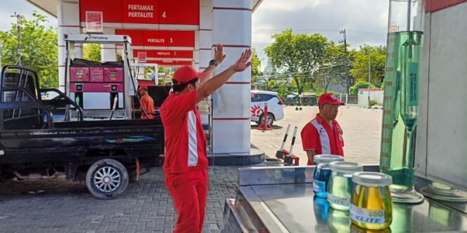 
					Sampel BBM di SPBU Mulawarman. Foto: fokusborneo.com