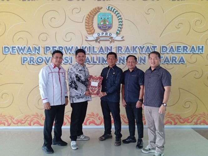 
					Pimpinan DPRD Kota Tarakan bersama perwakilan Pengurus PGRI Kota Tarakan menyerahkan aspirasi terkait ditiadakan insentif guru PAUD-SMP ke DPRD Provinsi Kaltara. Foto: Ist