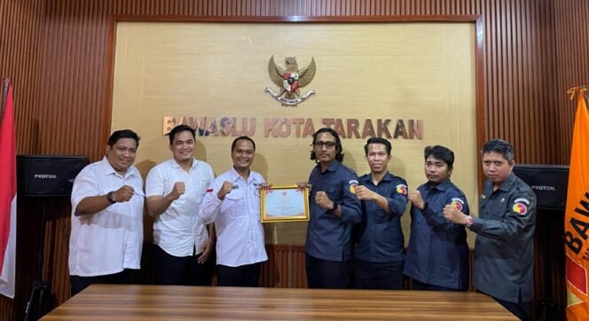 
					Direktur PKHP Kaltara Mumaddadah serahkan penghargaan kepada Bawaslu Kota Tarakan atas dedikasi konsistensi mengawal Pemilu dan Pemilihan. Foto: Ist
