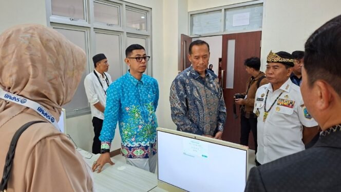 
					Wamendiktisaintek Prof. Dr. Fauzan tinjau pelaksanaan UTBK-SNBT di Kampus UBT. Foto: Fokusborneo.com 
