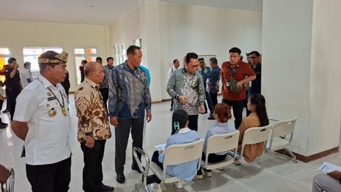 
					Ketua PURT DPD RI Hasan Basri dampingi Wamendiktisaintek Prof.  Dr. Fauzan tinjau pelaksanaan UTBK-SNBT di UBT. Foto: Fokusborneo.com 