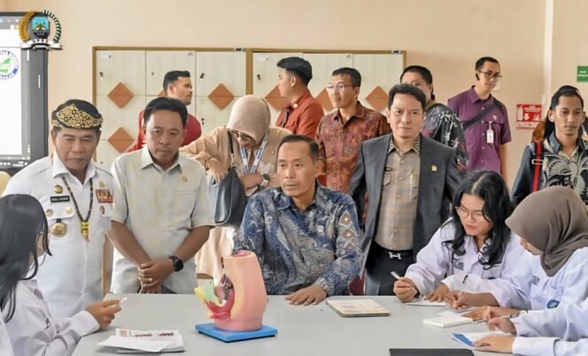 
					Ketua DPRD Provinsi Kaltara Achmad Djufrie dampingi Wamendiktisaintek tinjau Fakultas Kedokteran UBT. Foto: Humas Setwan