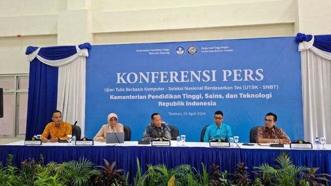 
					Rektor UBT Prof Yahya bersama Wamendiktisaintek Prof Fauzan saat konferensi pers. Foto: Fokusborneo.com 