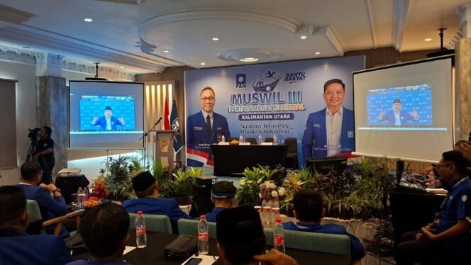
					Ketua Umum PAN Zulkifli Hasan memberikan pengarahan di muswil  melalui zoom. Foto: Fokusborneo.com