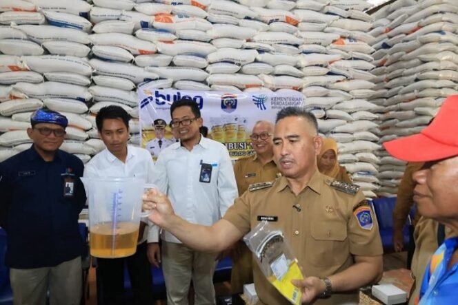 
					Walikota Tarakan dr. Khairul kawal distribusi Minyak Kita dari Bulog. Foto: Humas Pemkot.