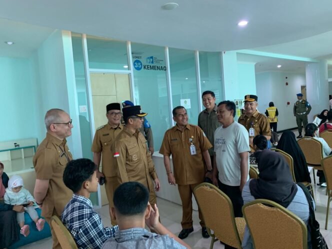 
					Wali Kota Balikpapan, Rahmad Mas'ud langsung meninjau sejumlah titik pelayanan. Mulai dari pelayanan administrasi kependudukan dan perizinan terpadu satu pintu hingga pelayanan kesehatan.