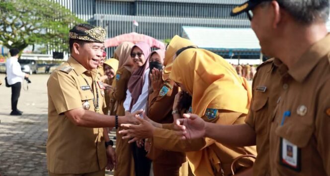 
					Halal bihalal bersama Aparatur Sipil Negara (ASN) di lingkungan Pemprov Kaltara, dihadiri langsung Gubernur Kaltara Zainal Arifin Paliwang usai memimpin apel pertama pasca libur Idul Fitri, Selasa (8/4/2025).
