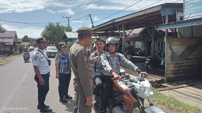 
					Penertiban jalur satu arah di Desa Tideng Pale, Kecamatan Sesayap terus dilakukan Dinas Perhubungan (Dishub) Tana Tidung. Penertiban jalur satu arah ini merupakan tindak lanjut dari Peraturan Bupati (Perbup) terkait penerapan rekayasa lalu lintas jalur satu arah di Desa Tideng Pale.
