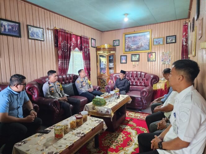 
					 Kapolres Tana Tidung  AKBP Eko Nugroho, S.I.K mengunjungi Ketua Adat  Tidung Kabupaten Tana Tidung, Aji Askandar M. Ali di Kecamatan Sesayap Hilir, Rabu (9/4/2025).