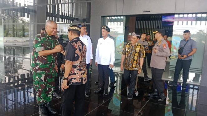 
					Kunjungan Panglima Daerah Militer (Pangdam) VI Mulawarman Mayjen TNI Rudy Rachmat Nugraha disambut langsung Gubernur Kaltara, Zainal Arifin Paliwang, Kamis (10/4/2025).