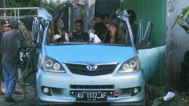 
					 Mobil Xenia warna biru langit dengan nomor polisi KU 1572 AF rusak parah akibat ledakan gas LPG 3 Kg