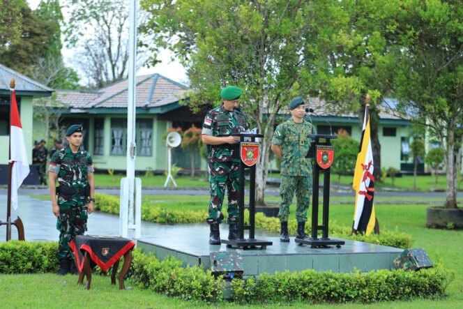 
					Kodam VI/Mulawarman secara resmi membuka Latihan Bersama (Latma) Keris Satria-16/2025 antara TNI Angkatan Darat dengan Tentera Darat Diraja Brunei Darussalam (TDDB), Kamis (17/4/2025). 