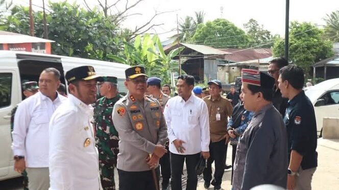 
					Kepala Kepolisian Daerah Kalimantan Timur, Irjen Pol. Endar Priantoro, S.H., S.I.K., C.F.E., M.H., turun langsung meninjau kesiapan dan pelaksanaan Pemungutan Suara Ulang (PSU) di Kecamatan Muara Badak, Kabupaten Kutai Kartanegara, pada Kamis pagi (17/4/2025).