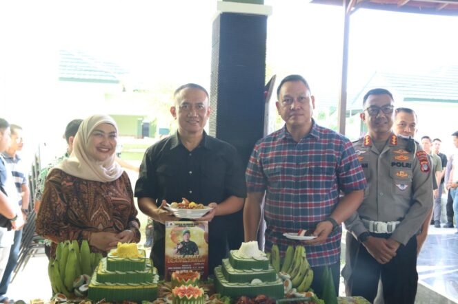
					Bertempat di Rumah Dinas Danrem 092/Maharajalila suasana penuh kehangatan dan kekeluargaan menyelimuti peringatan hari ulang tahun Brigadir Jenderal TNI Adek Chandra Kurniawan, Danrem 092/Maharajalila, yang berlangsung pada hari ini Minggu (20/04/2025). 
