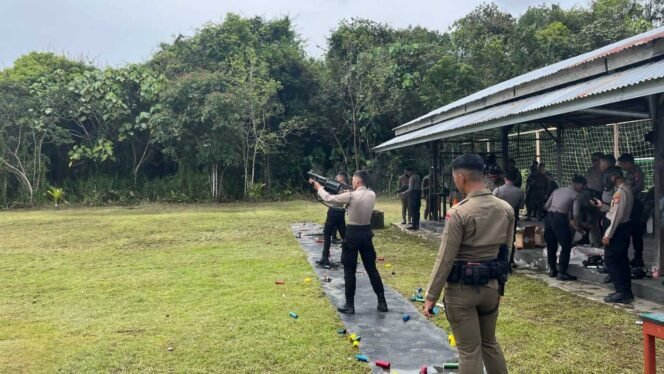 
					Dit Samapta Polda Kaltara, dan Polresta Bulungan mengikuti latihan intensif pengambilan sertifikasi Penembak Gas Air Mata. Kegiatan yang berlangsung selama dua hari, Rabu (23/4/2025) dan Kamis (24/4/2025), dipusatkan di Mako Sat Brimobda Batalyon A Pelopor Polda Kaltara.